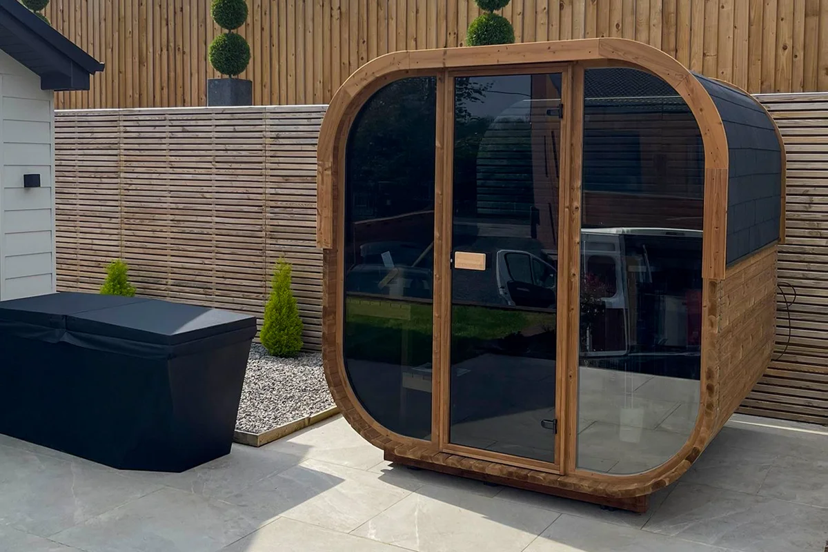 Hekla Cube sauna in garden with chill tub